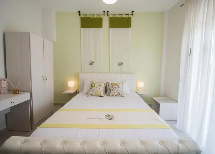 Chelona Apartments